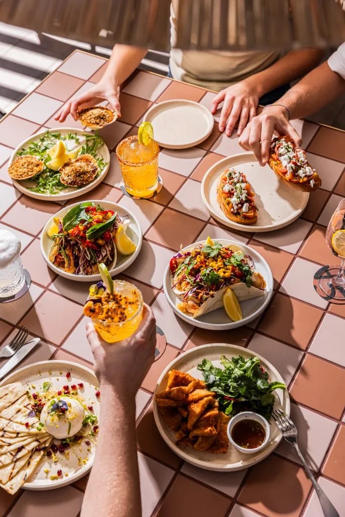 Platos para compartir junto a preparaciones de coctelería