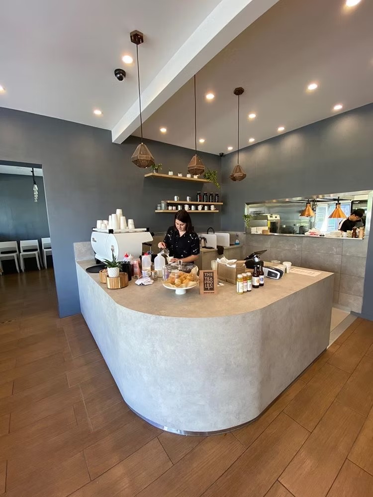 Cocina a la vista y personal de restaurante en Santiago